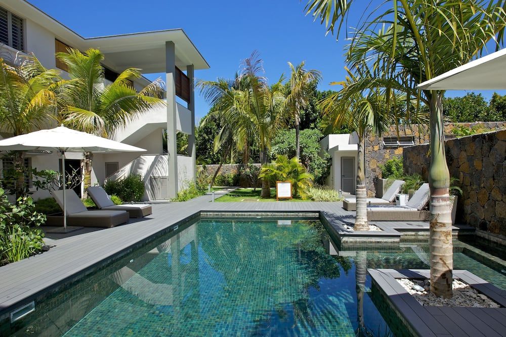 حوض السباحة