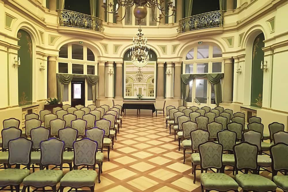 غرفة الاجتماعات