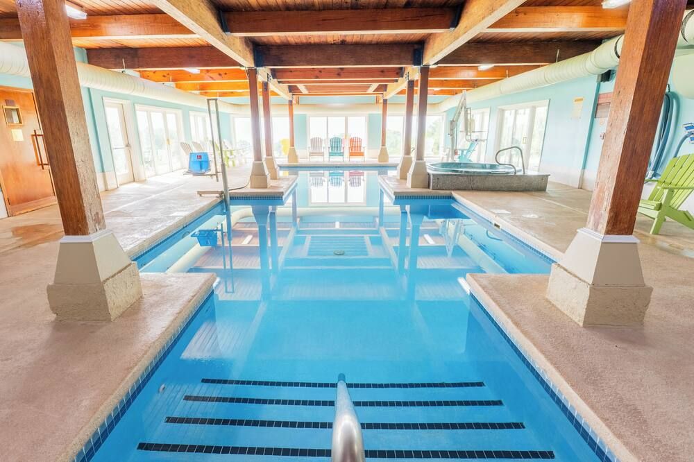 حوض السباحة