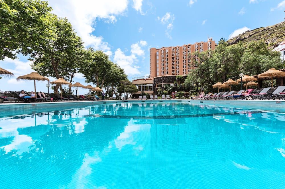 حوض السباحة