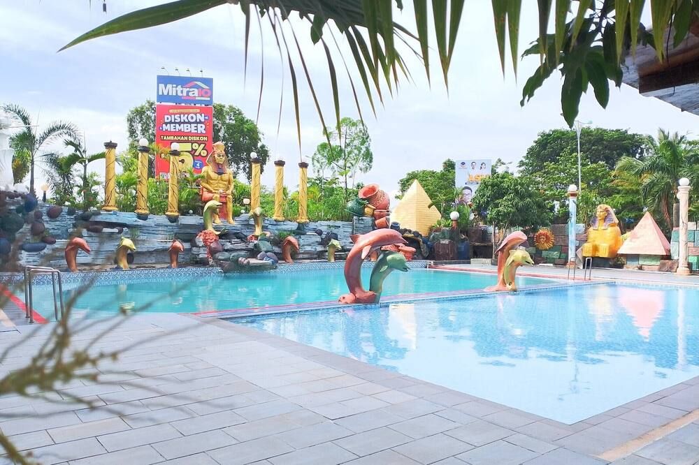 حوض السباحة