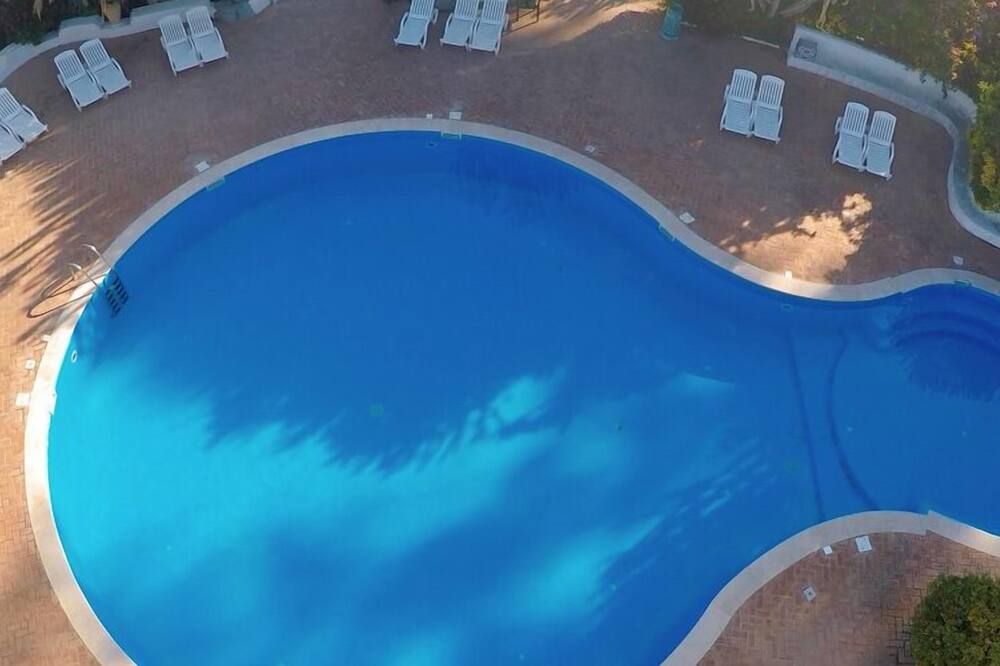 حوض السباحة