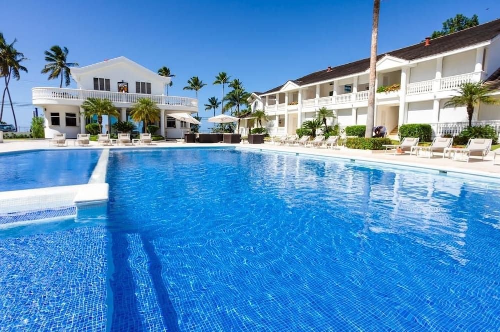 حوض السباحة