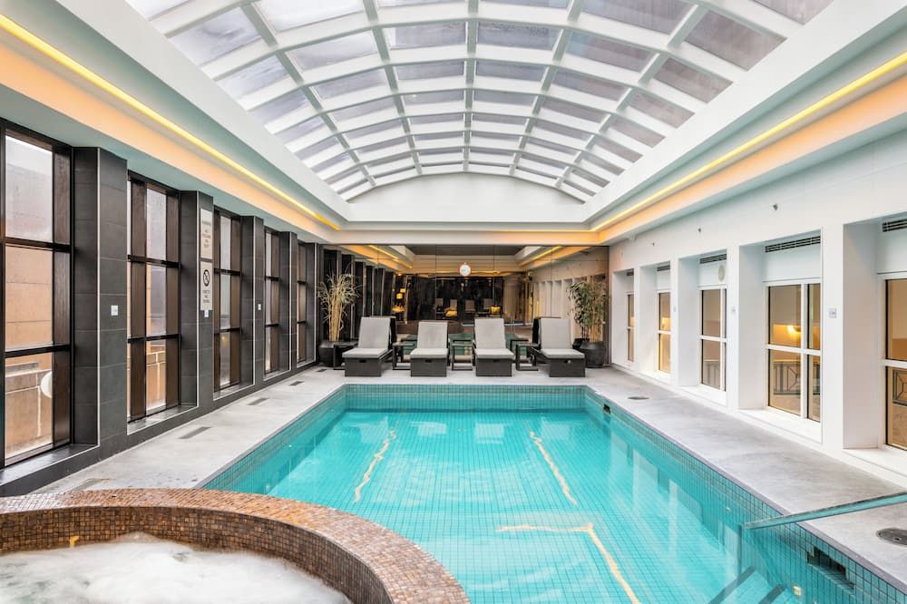 حوض السباحة