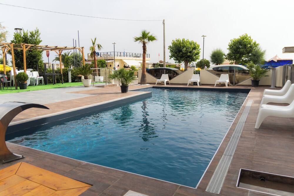 حوض السباحة