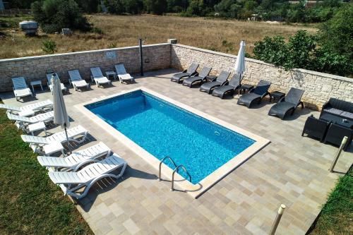 حوض السباحة