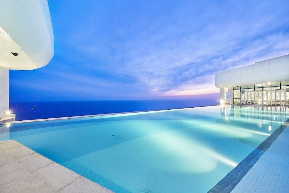 حوض السباحة