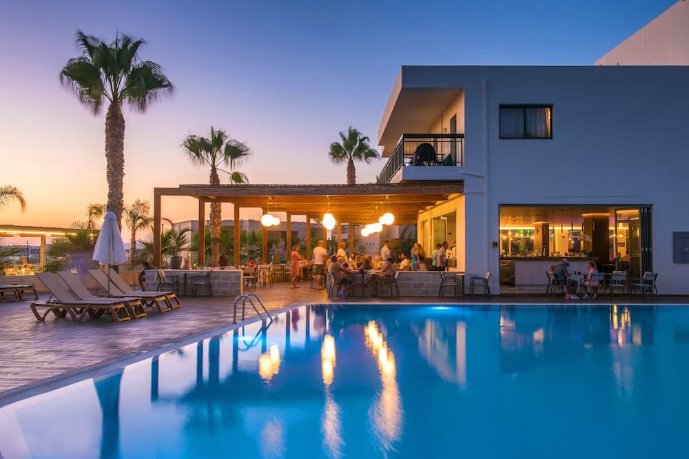 حوض السباحة