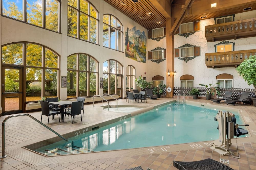 حوض السباحة