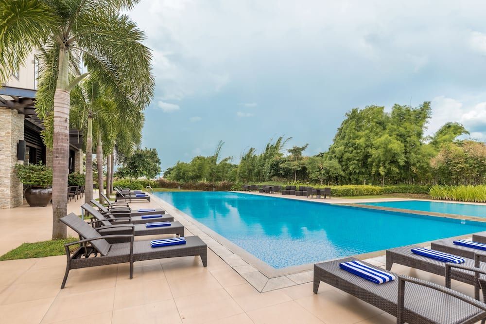 حوض السباحة