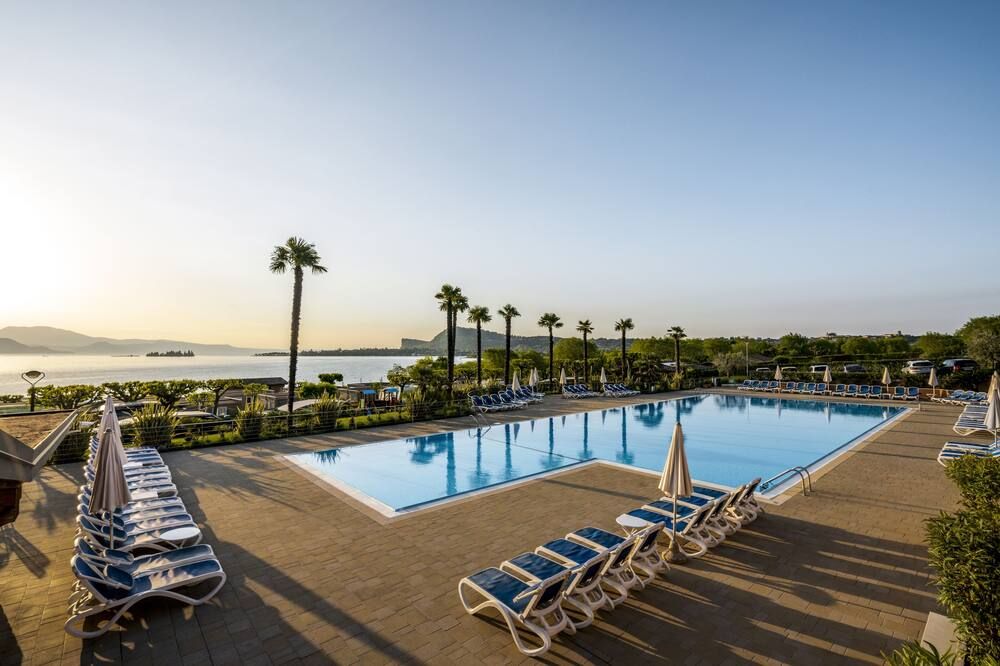 حوض السباحة صورة