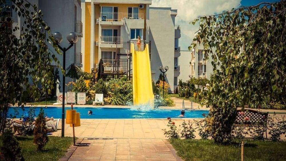 حوض السباحة