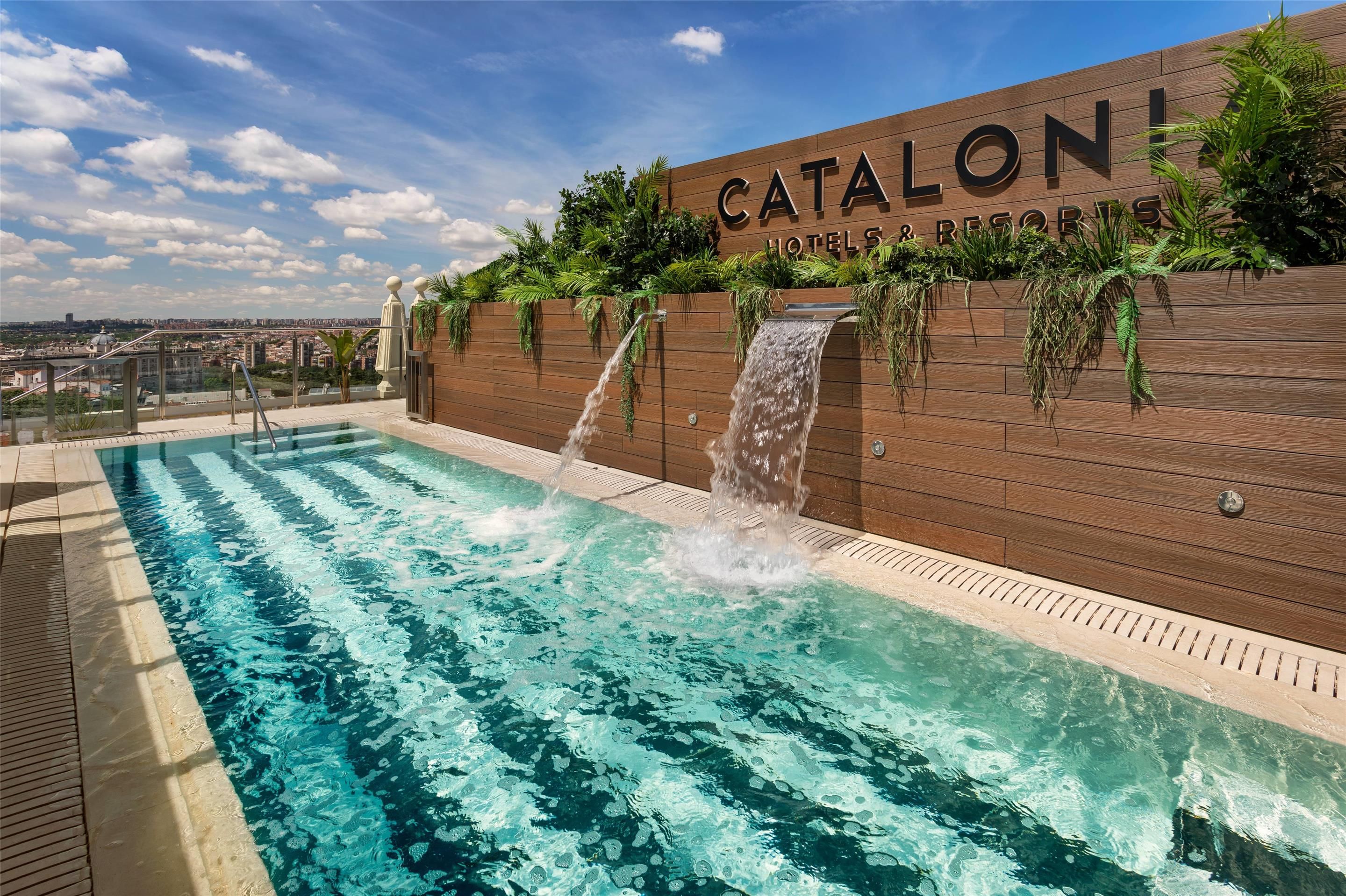 حوض السباحة