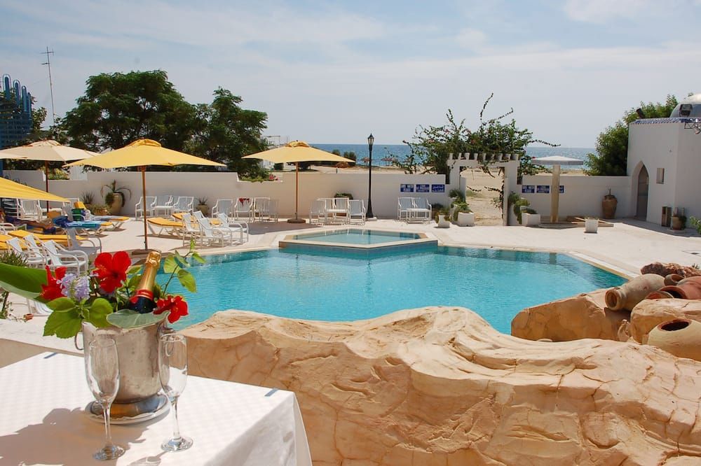 حوض السباحة