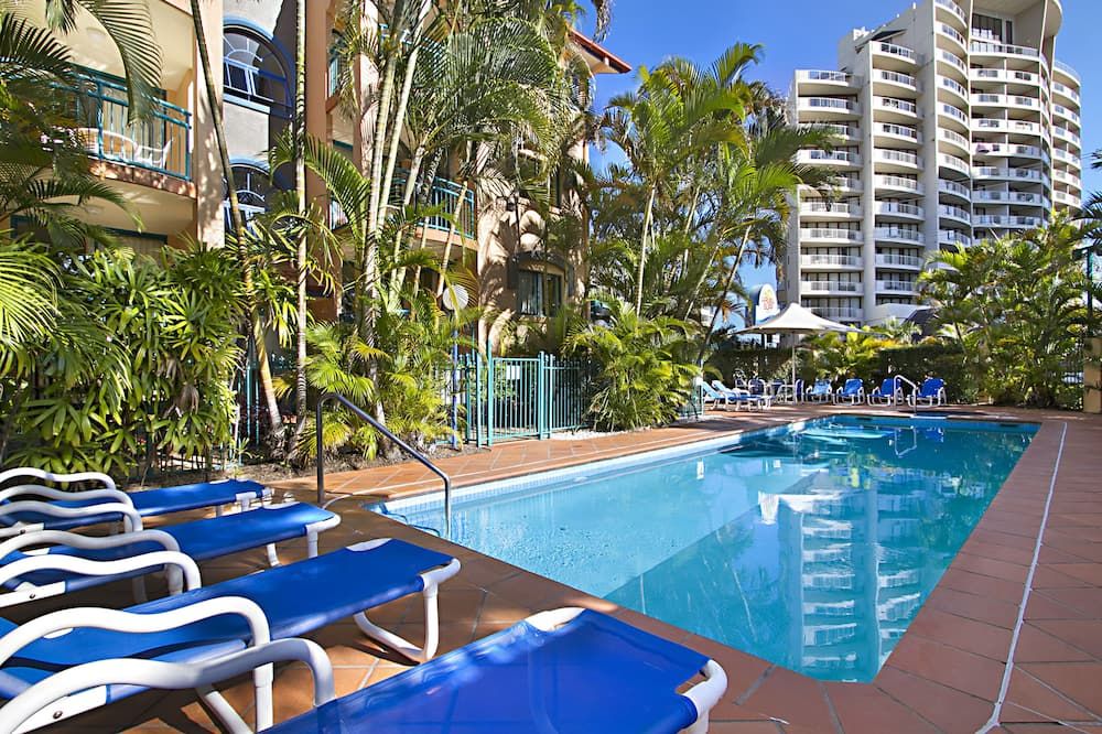 حوض السباحة