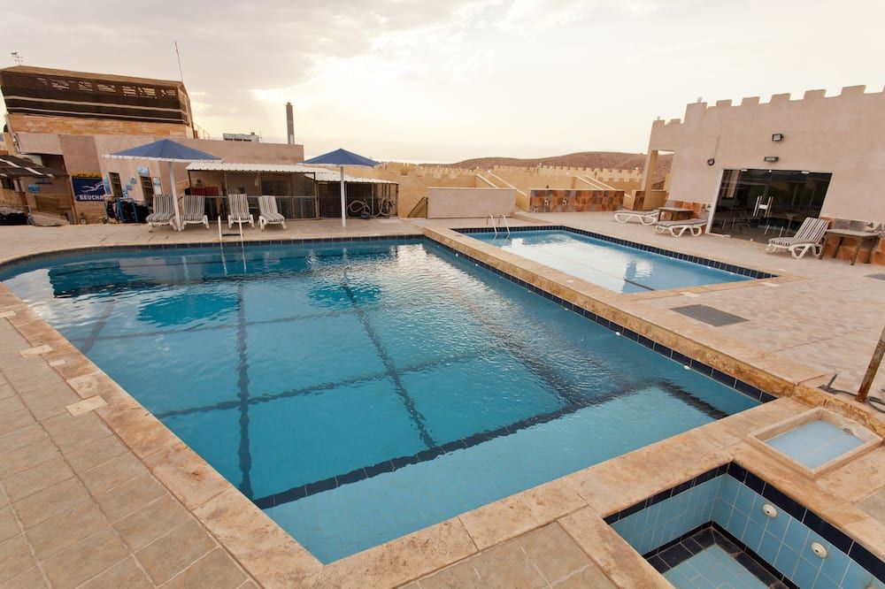 حوض السباحة