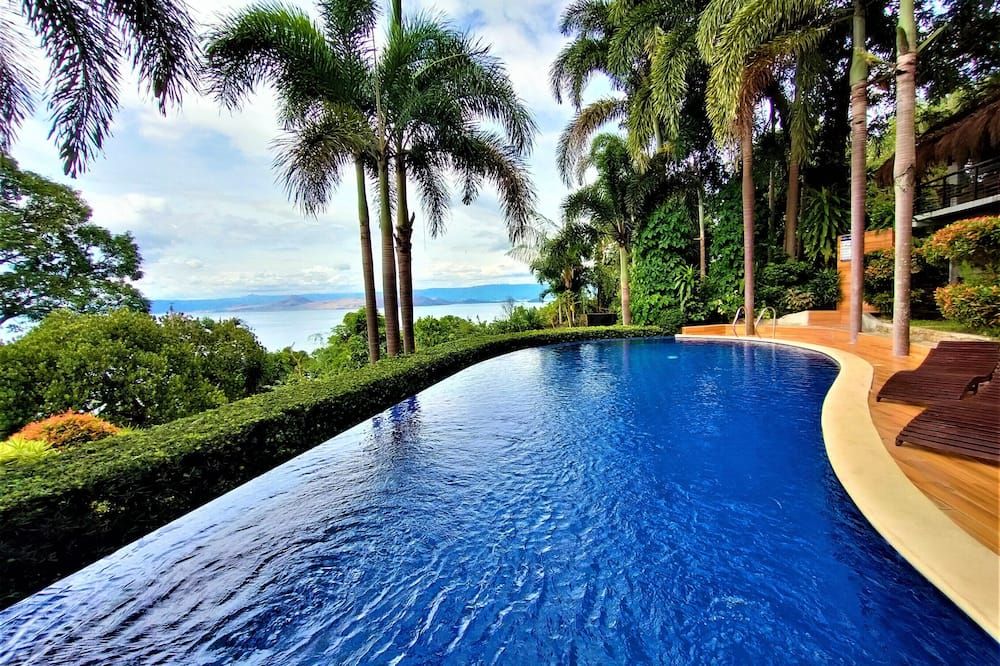 حوض السباحة