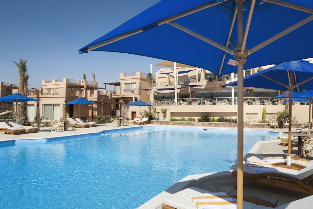 حوض السباحة