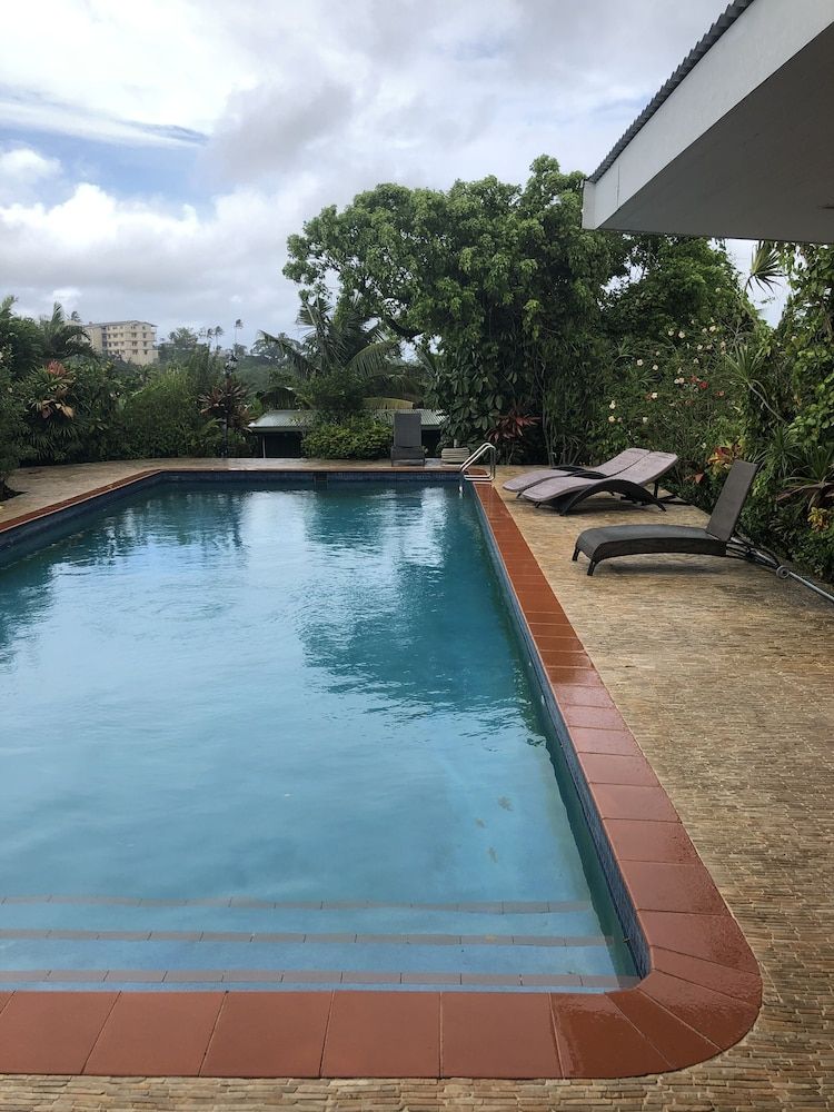 حوض السباحة