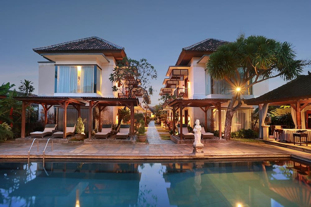 حوض السباحة