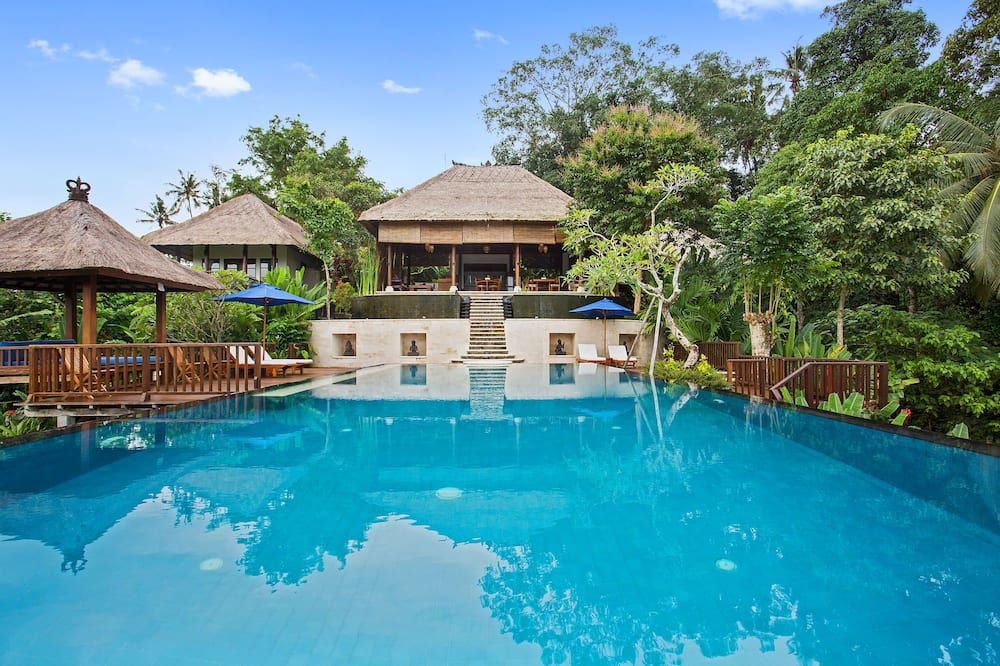 حوض السباحة