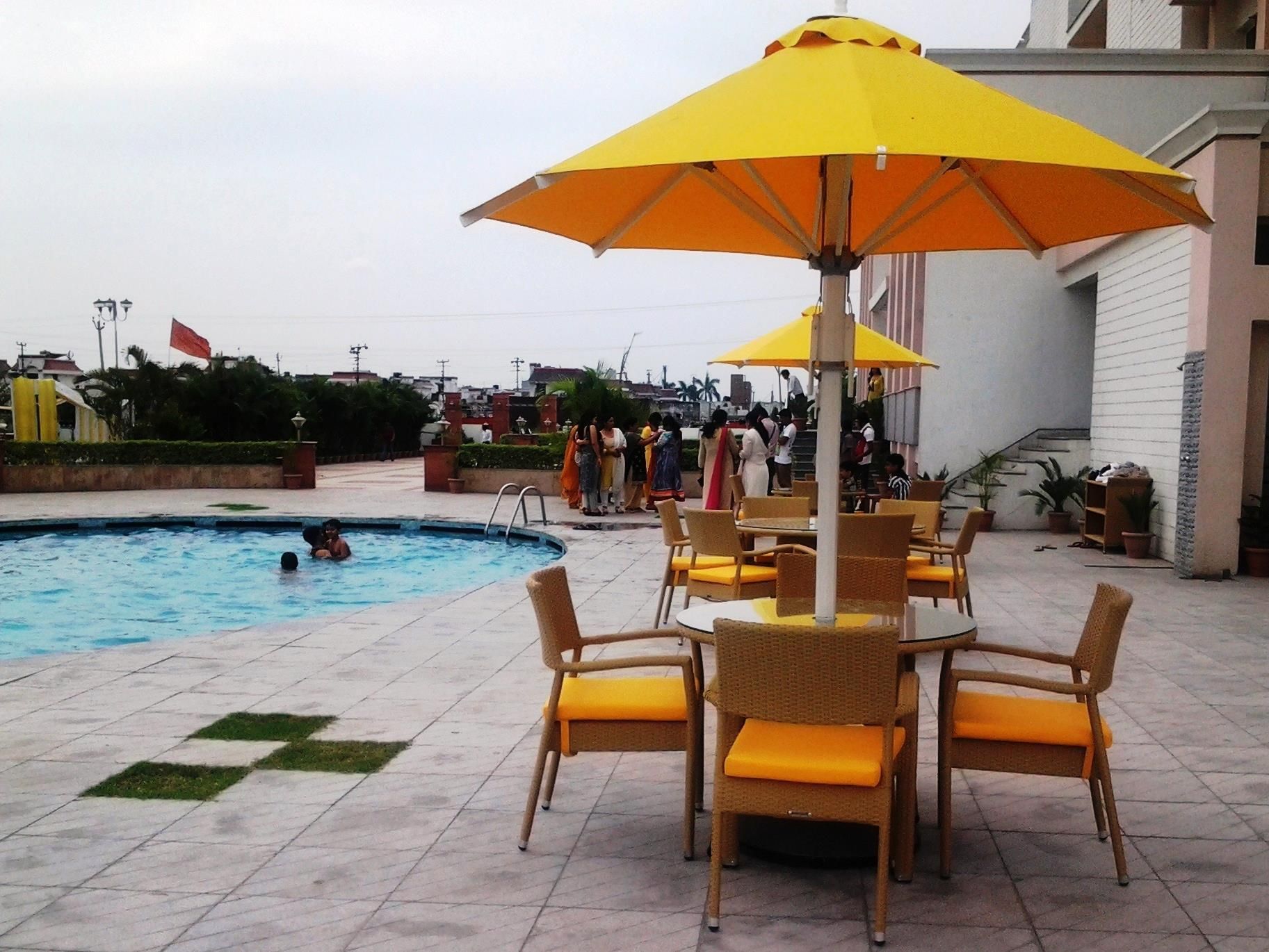 حوض السباحة