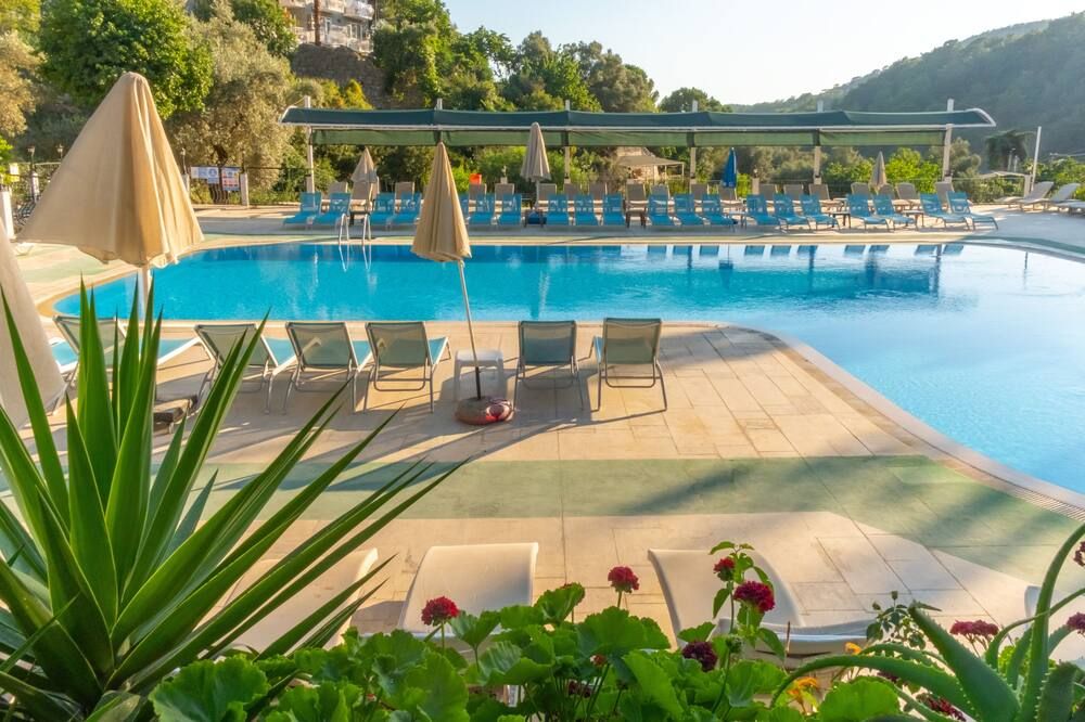 حوض السباحة