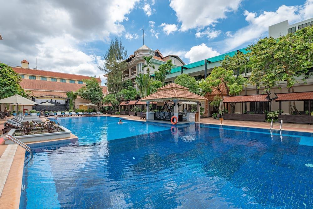 حوض السباحة