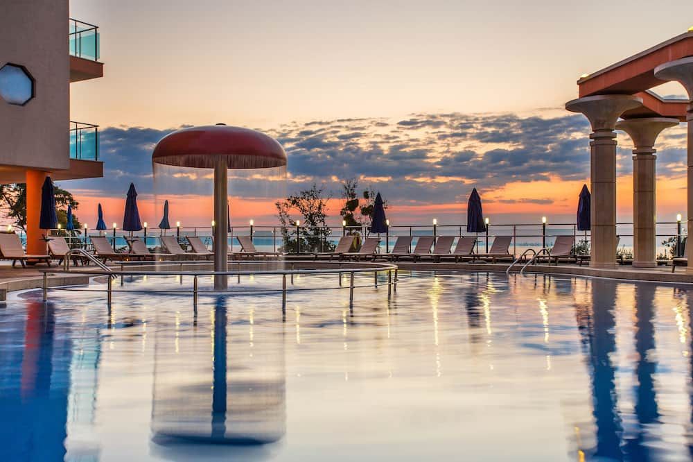 حوض السباحة