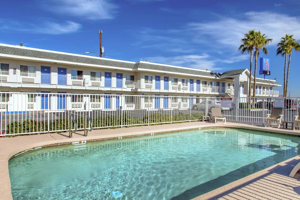 حوض السباحة