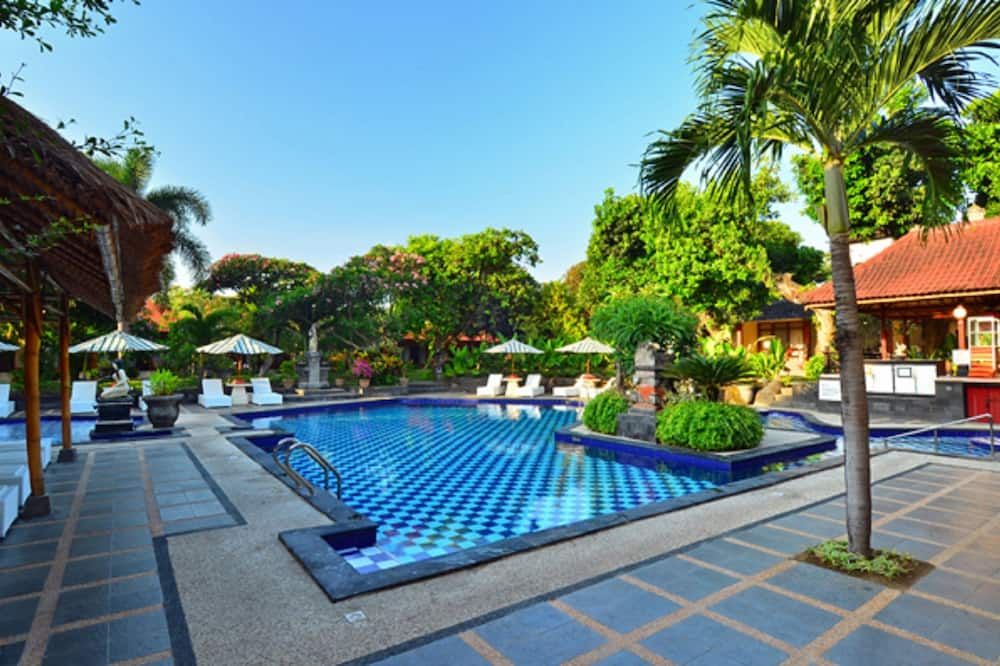 حوض السباحة