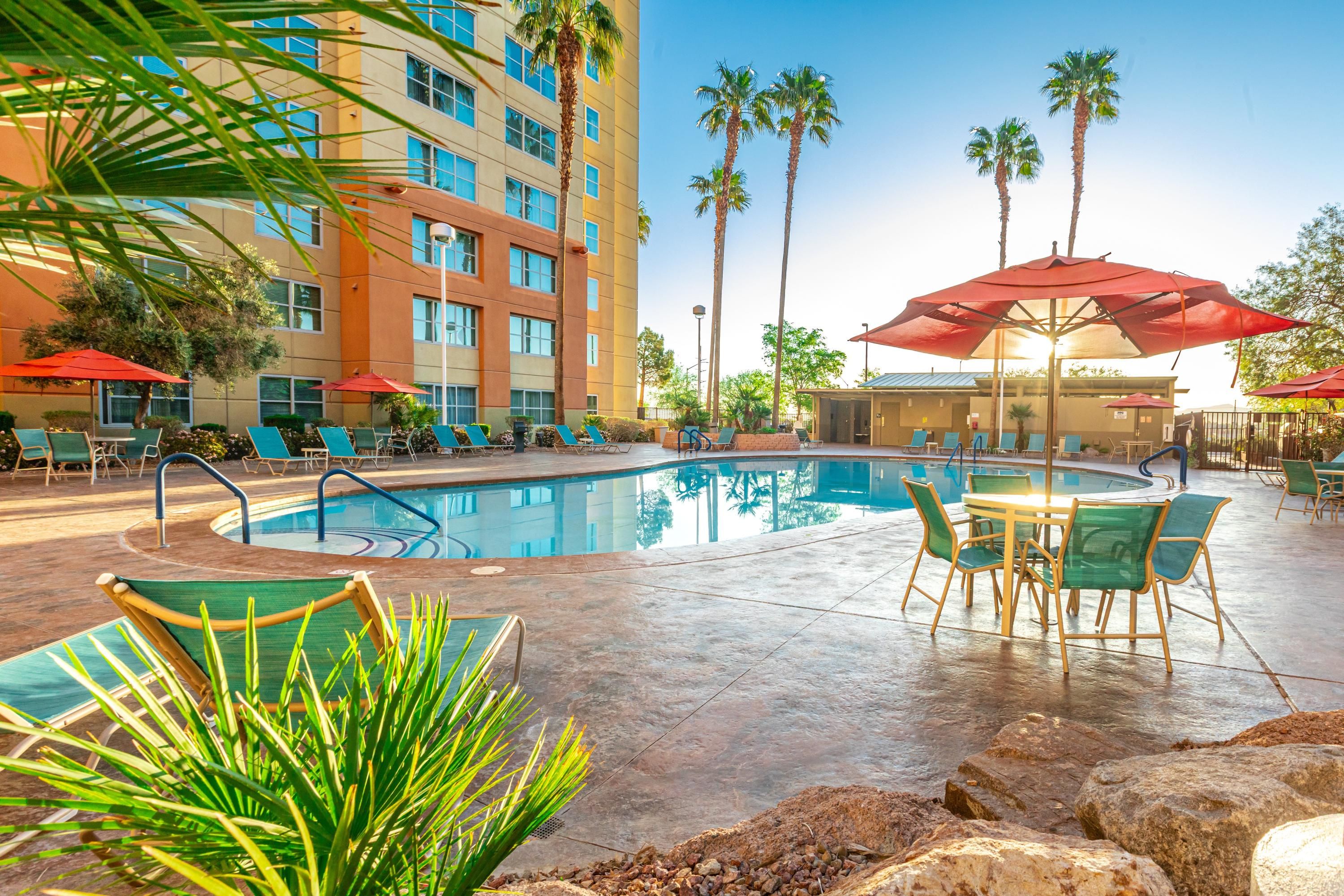 حوض السباحة