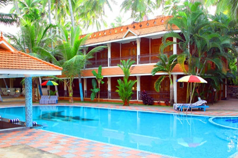 حوض السباحة