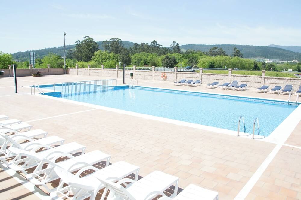 حوض السباحة