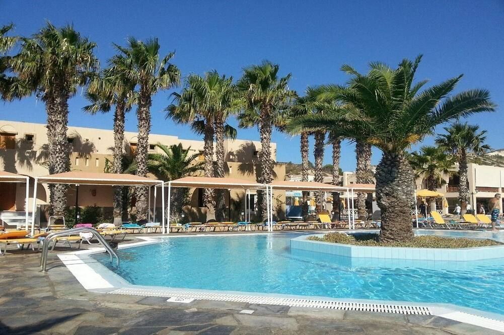 حوض السباحة