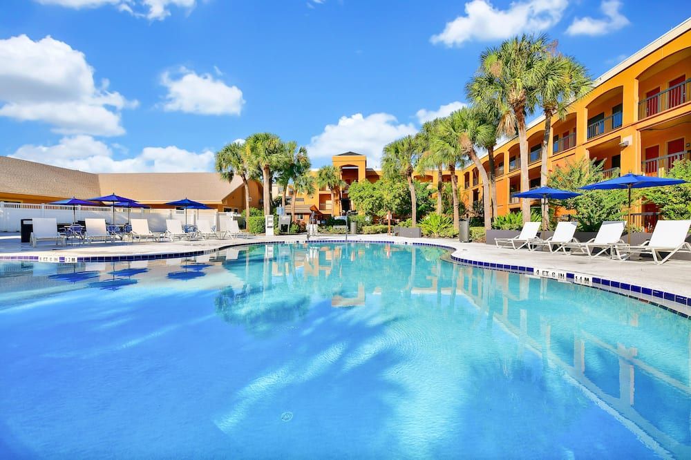 حوض السباحة صورة