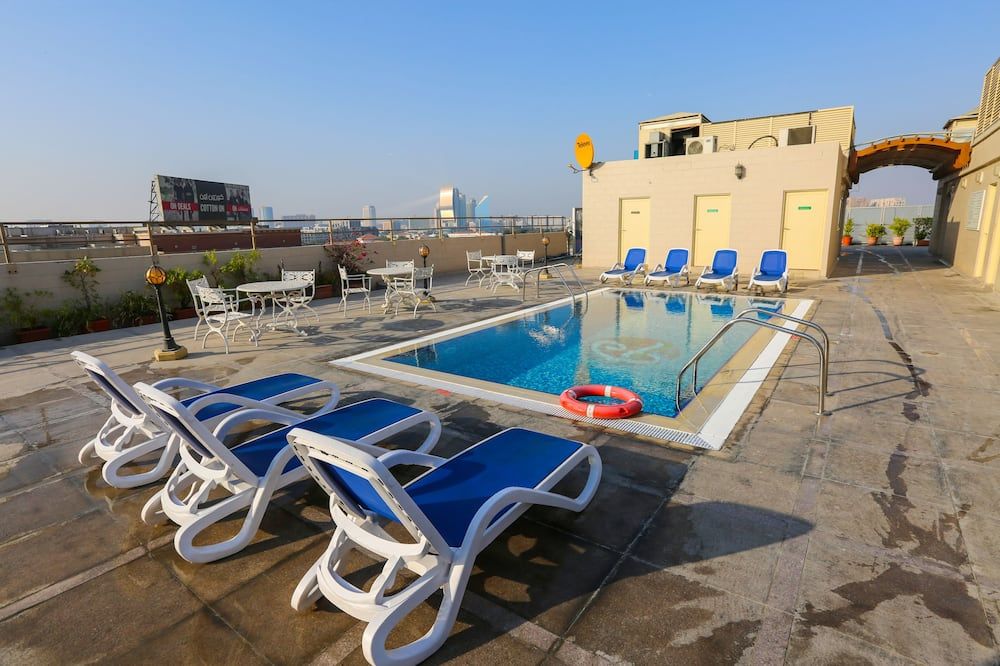 حوض السباحة