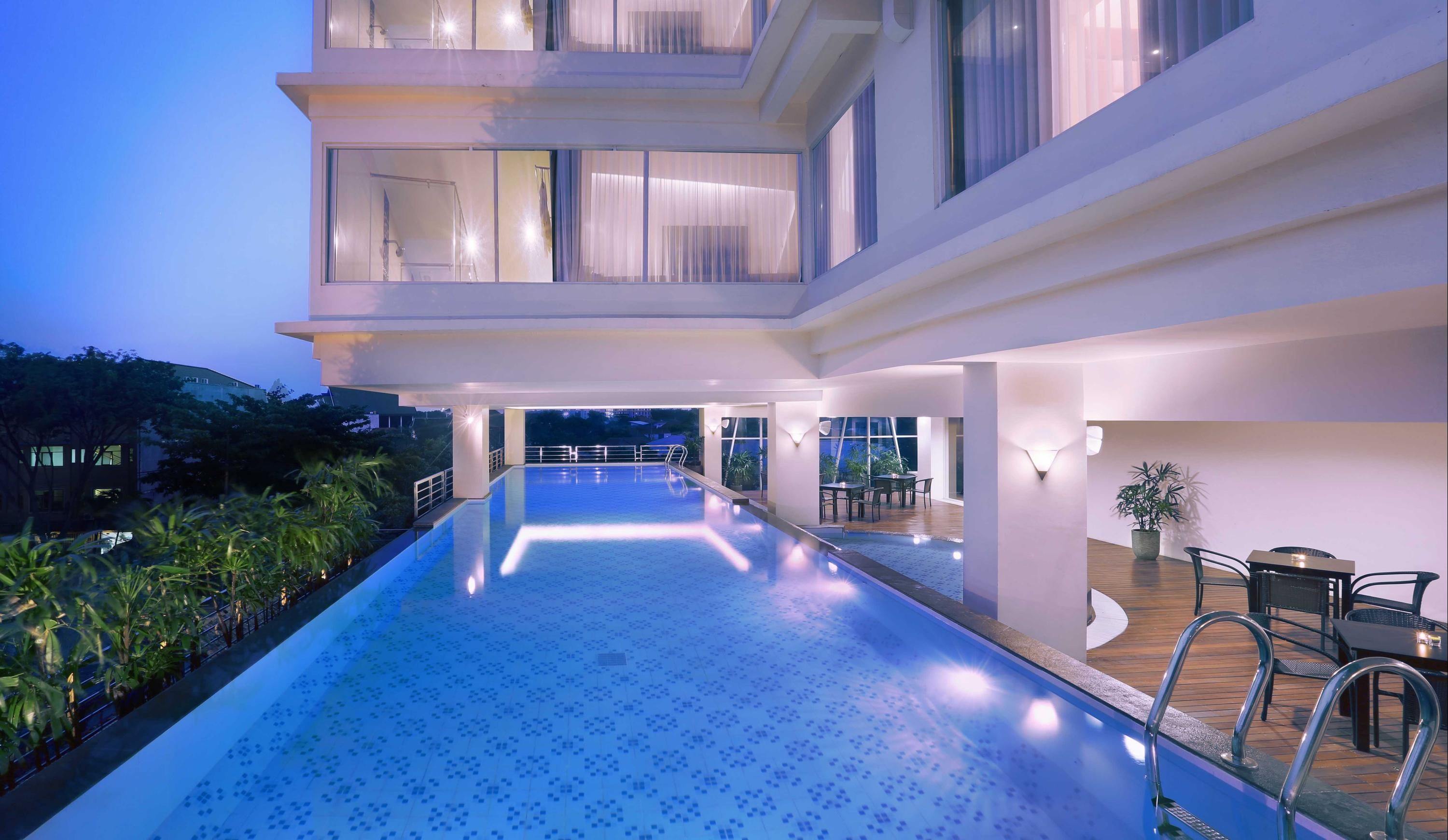 حوض السباحة