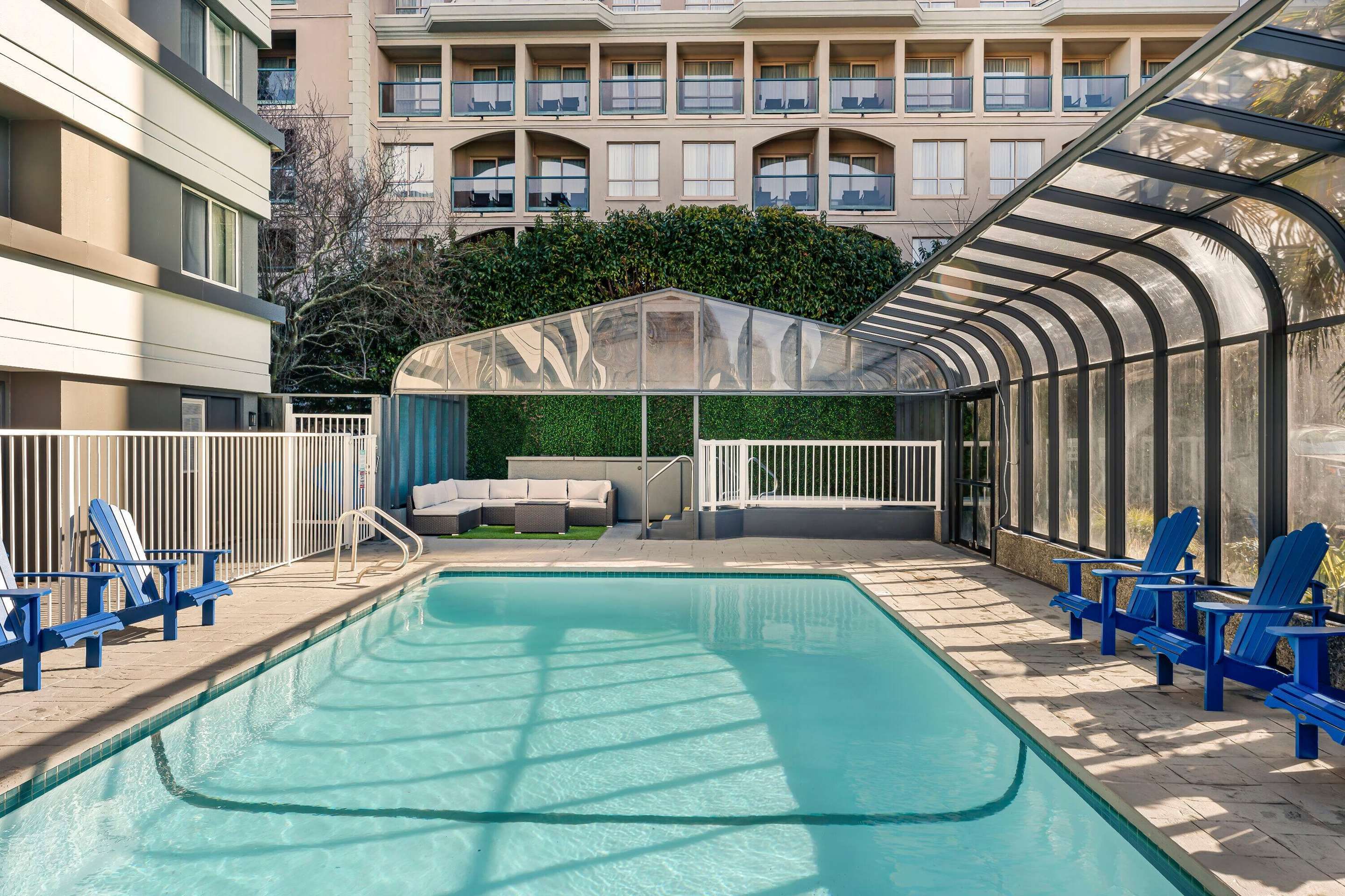 حوض السباحة