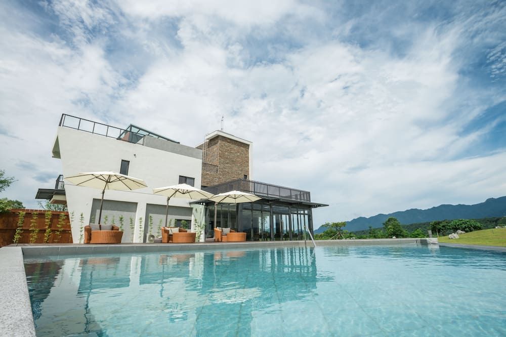 حوض السباحة