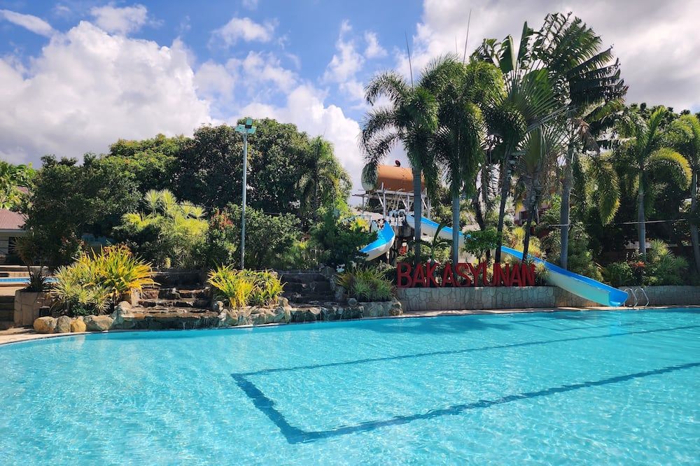 حوض السباحة