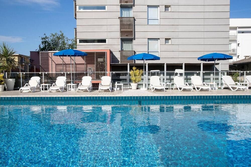 حوض السباحة