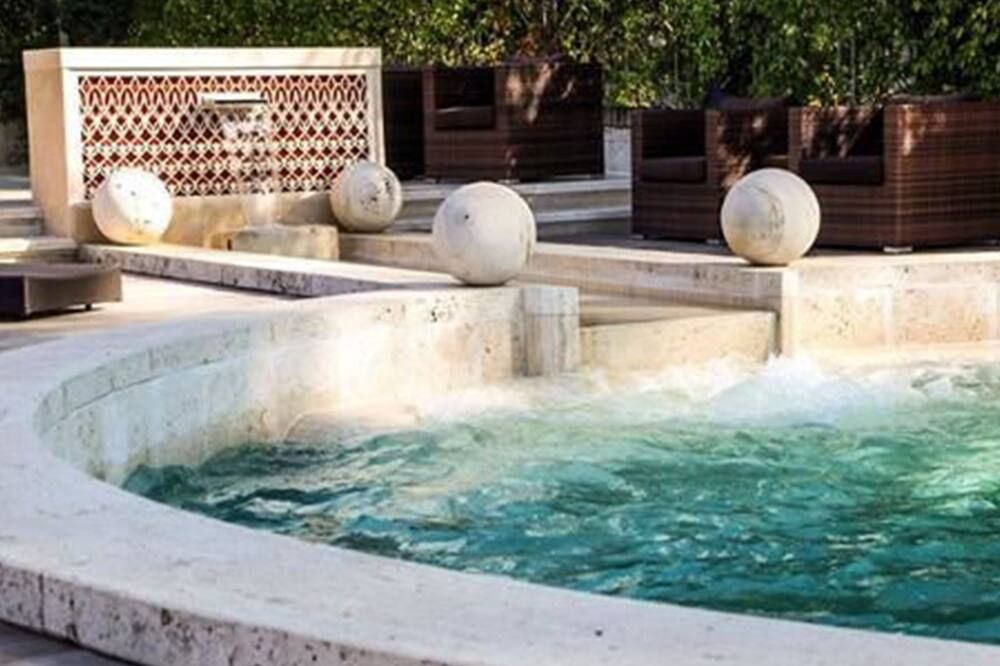 حوض السباحة