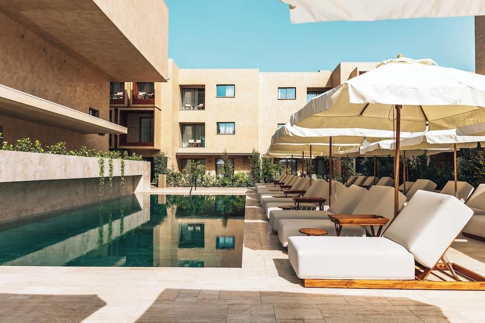 حوض السباحة