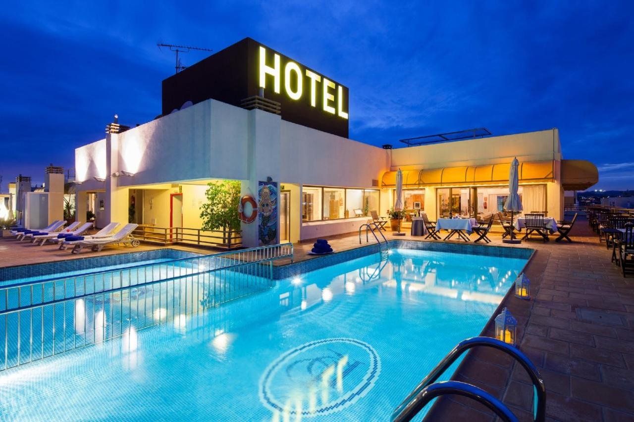 حوض السباحة