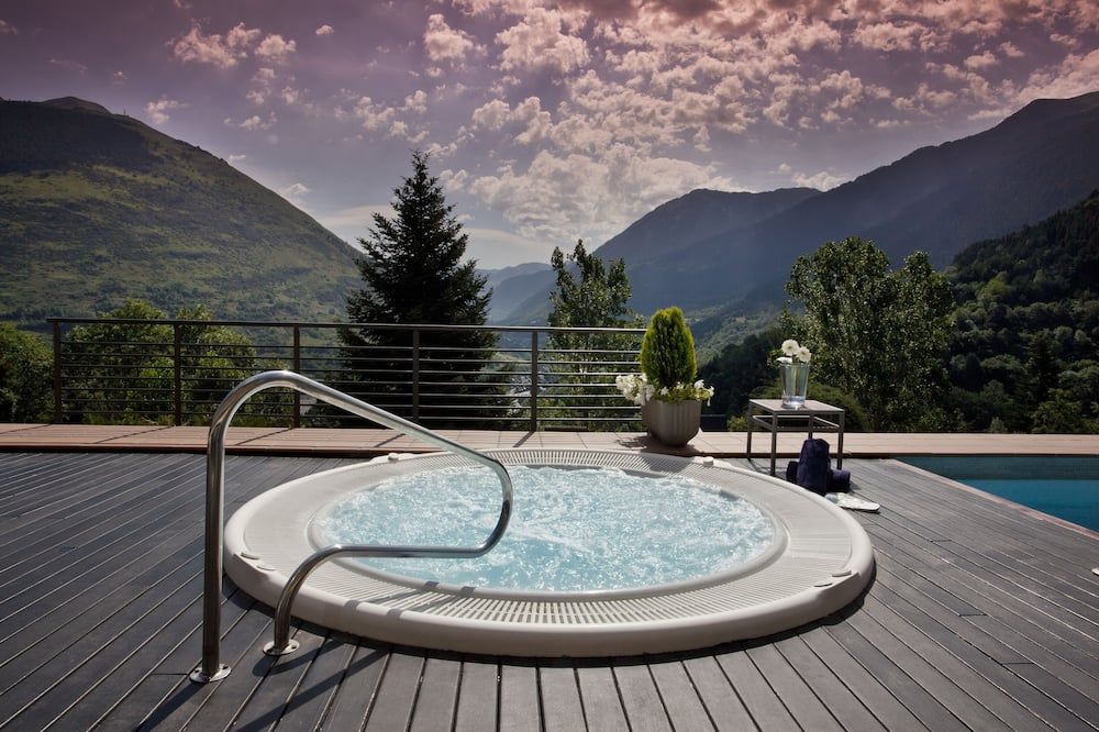 حوض السباحة