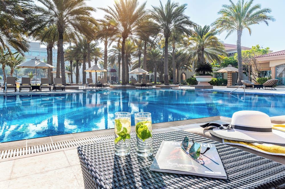 حوض السباحة