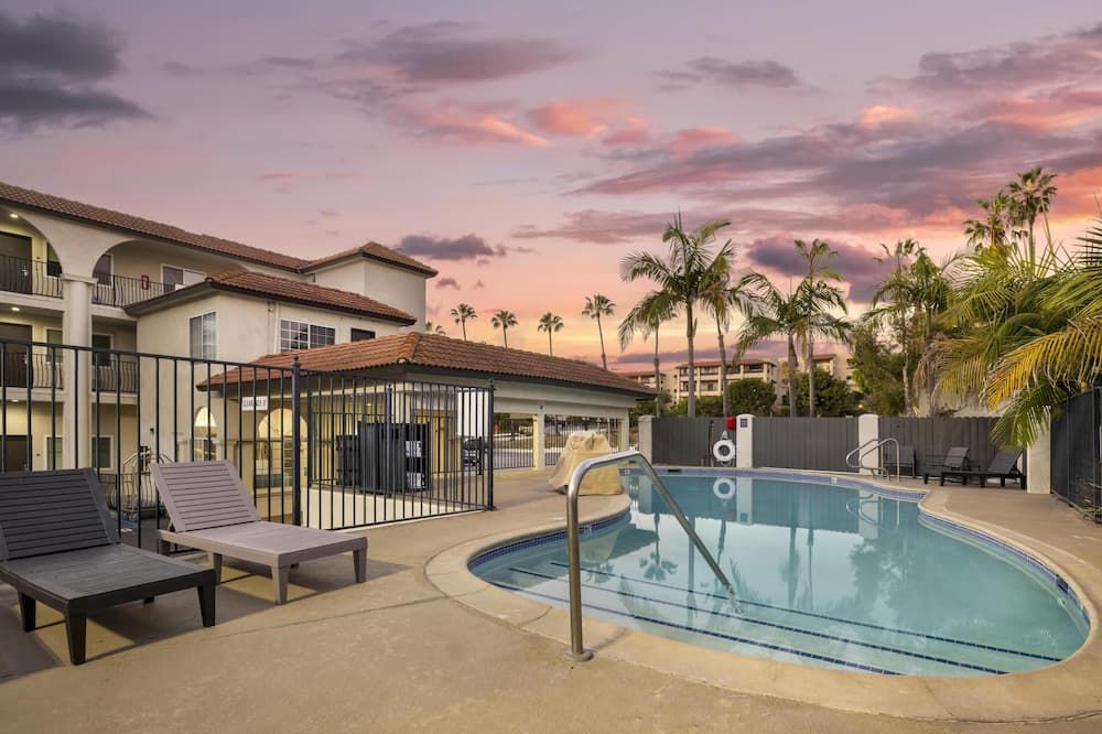 حوض السباحة