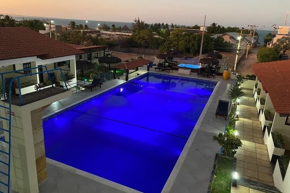 حوض السباحة