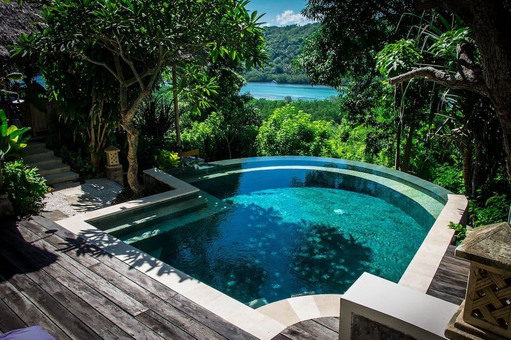 حوض السباحة